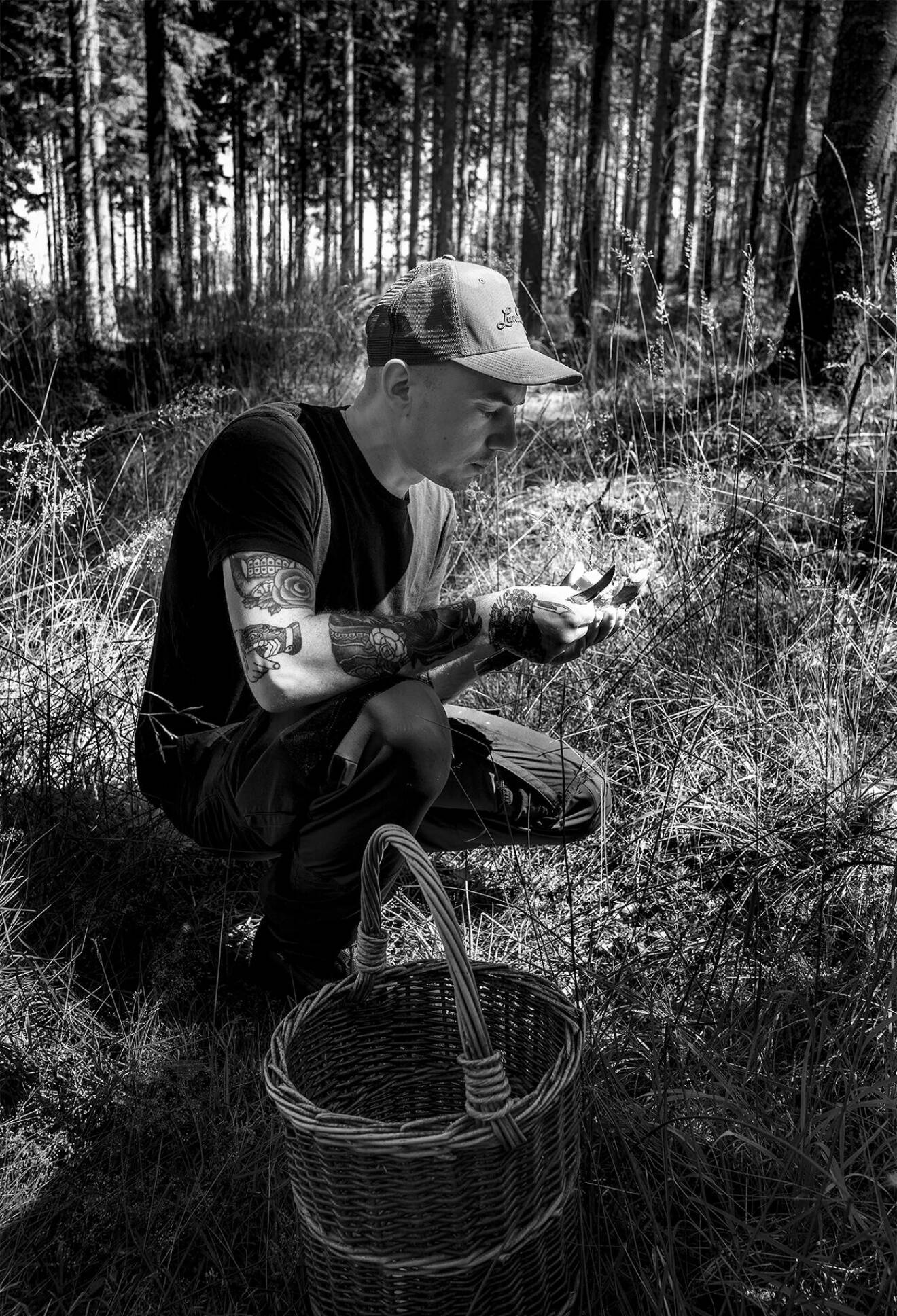 Kocken Niki Sjölund på en av sina skogspromenader. Niki håller populära kurser i svamp och vildplockat.
