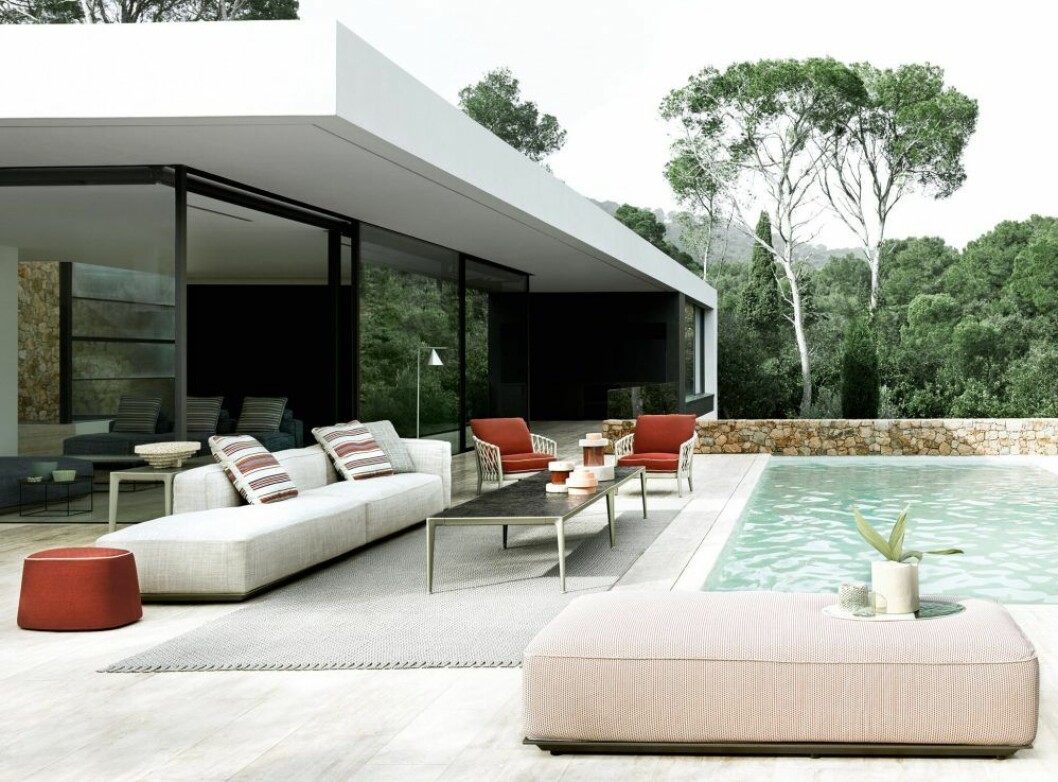 Möbelgruppen <em>Hybrid</em> från B&B Italia ger plats för det stora poolhänget. Möbelgruppen Hybrid från B&B Italia. Foto: Tommaso Sartori.