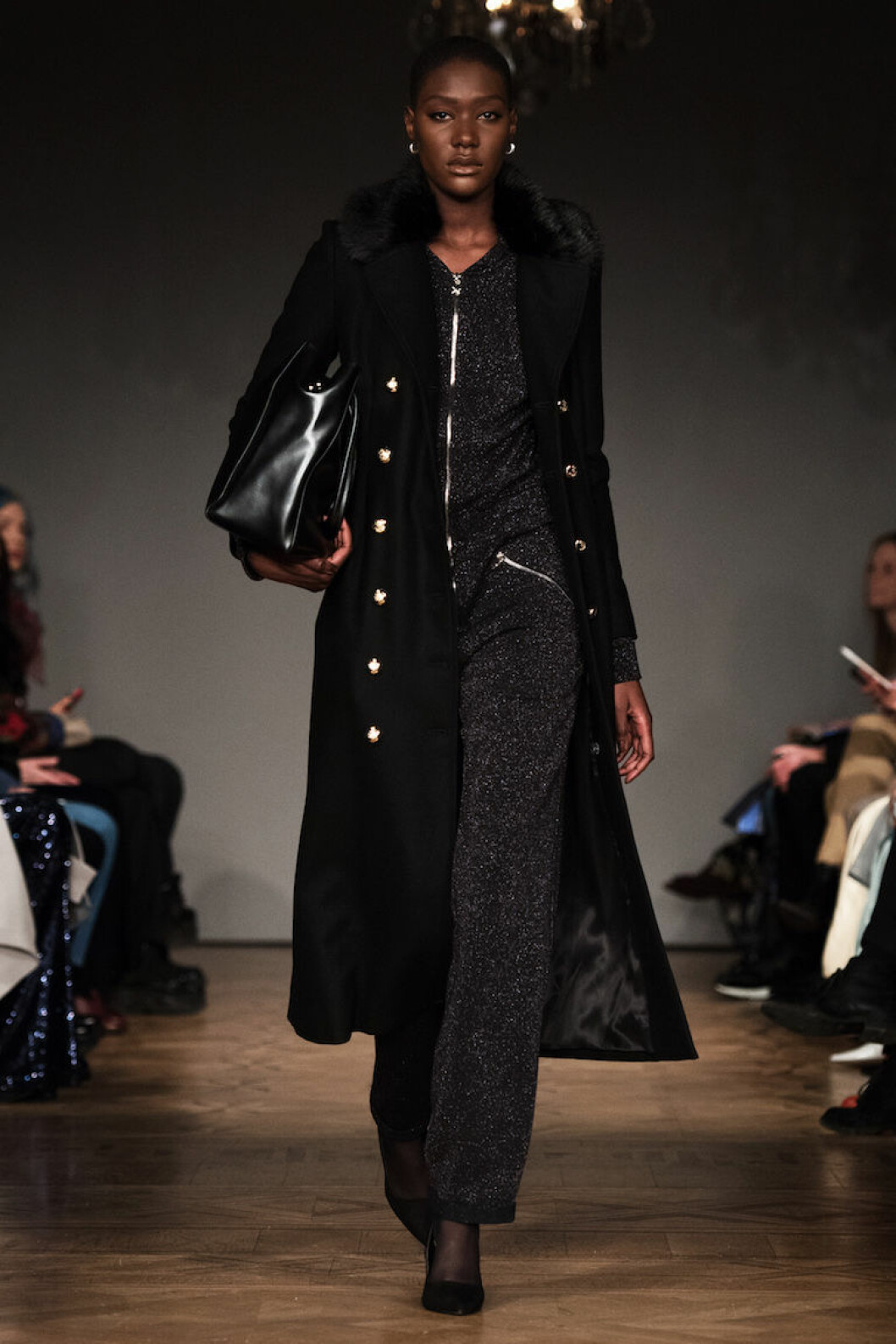Ida Sjöstedt AW18 Svart kappa och glitterset från Ida Sjöstedt AW18.