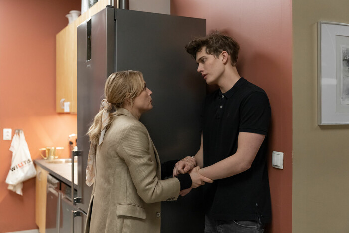 Sofie (Ida Engvoll) och Max (Björn Mosten) i nya svenska Netflix-produktionen <span class=" italic" data-lab-italic_desktop="italic">Kärlek & anarki</span>. Foto: Netflix. Ida Engvoll och Björn Mosten spelar i Netflix-serien Kärlek & anarki