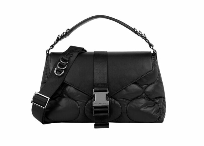 <a target="_blank" href="https://idealofsweden.com//p/remi-crossbag-puffy-black?utm_source=online-magazine&utm_medium=macro-influ&utm_campaign=aw22_elle">Remi Crossbag</a>, IDEAL OF SWEDEN 1299 kr. ideal of sweden remi crossbag