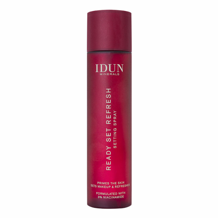 ”Jag älskar Idun Minerals för att de också har en bredd i sitt utbud även om de inte har skyltat med det så mycket som de borde.” <em>Ready set refresh setting spray,</em> 249 kr, Idun minerals. <i>Ready set refresh setting spray, </i>249 kr, Idun minerals.