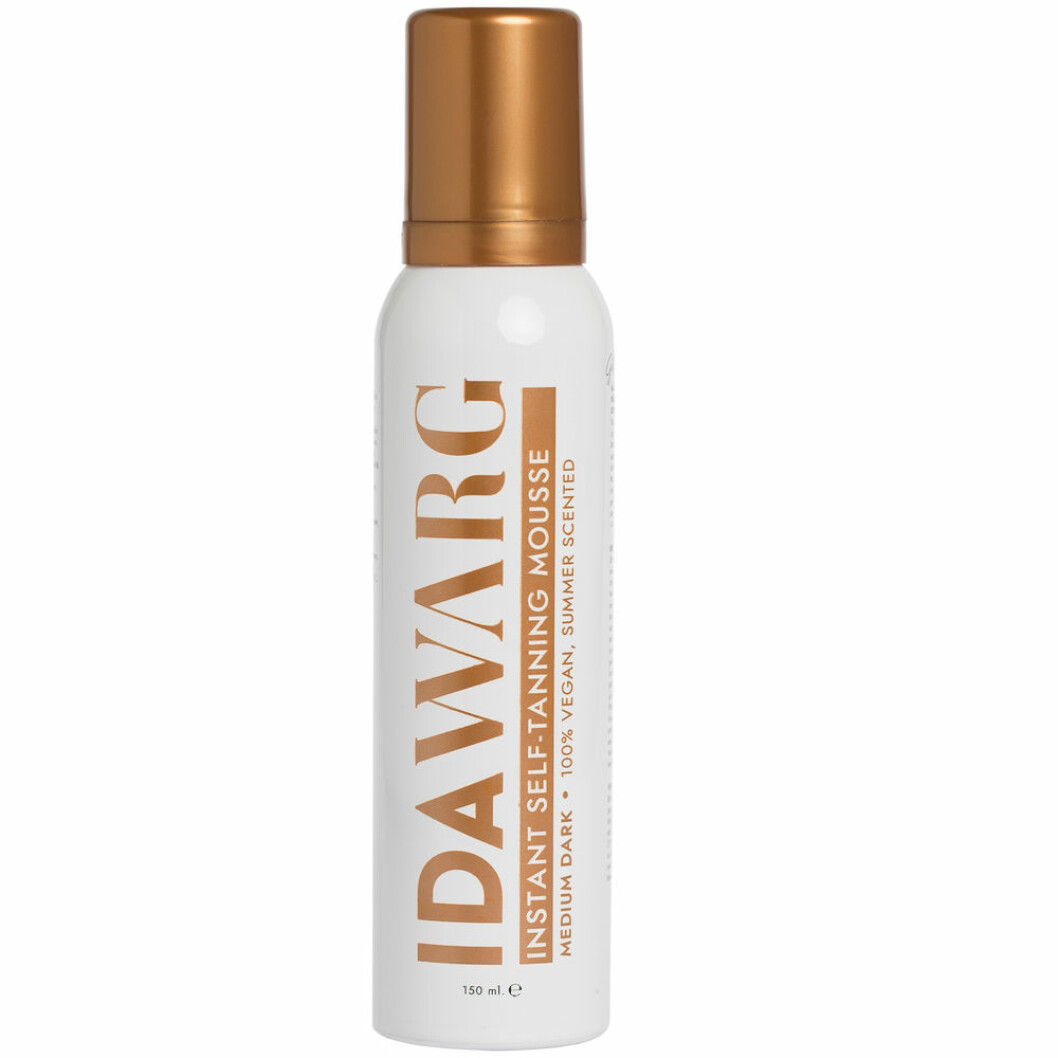 Instant Self-Tanning Mousse, från Ida Warg. <a href="https://track.adtraction.com/t/t?a=1189454097&as=1212076637&t=2&tk=1&epi=elleboostbranna&url=https://www.kronansapotek.se/Ida-Warg-Beauty-Self-Tanning-Spray/p/776761?nosto=no-search-result-page-nosto-1" target="_blank" rel="noopener">Här kan du köpa den</a>. Ida Warg brun utan sol