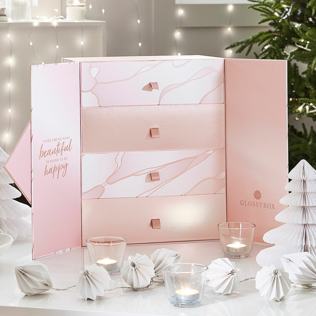I Glossybox adventskalender 2020 hittar du en rad fina varumärken. I Glossybox ljuvliga advenstkalender 2020