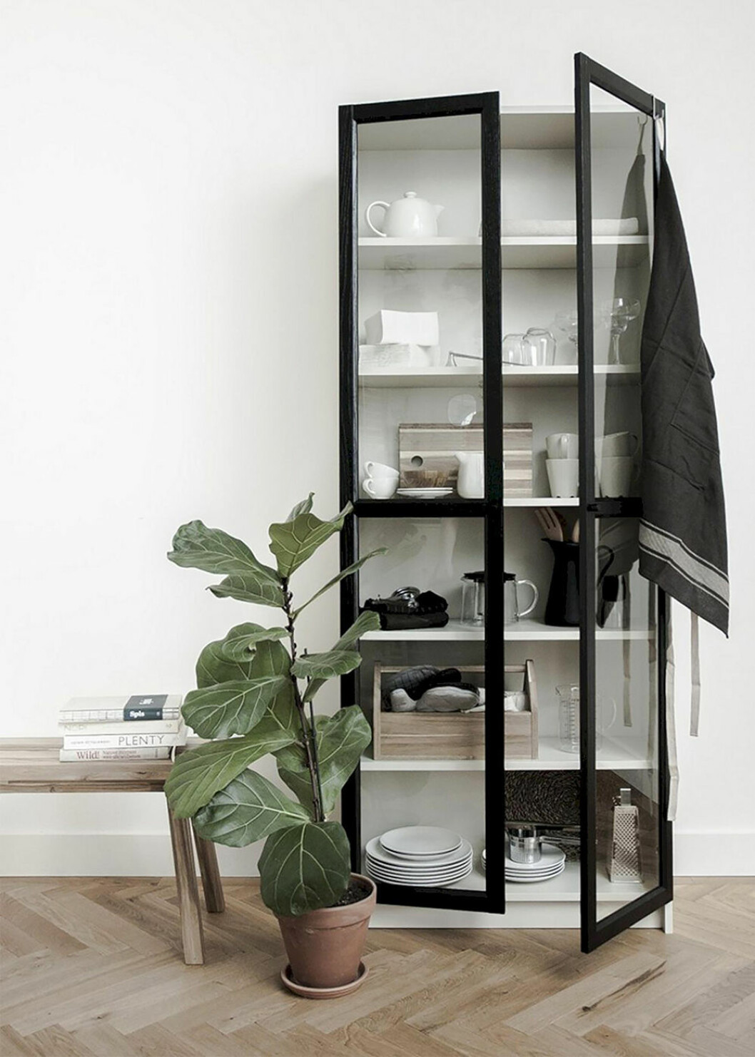 Foto & DIY: <a href="https://www.aprilandmay.com/2017/03/billy-closet-for-ikea/" target="_blank" rel="noopener">April and May</a> Ikea Billy-bokhylla omgjord till vitrinskåp