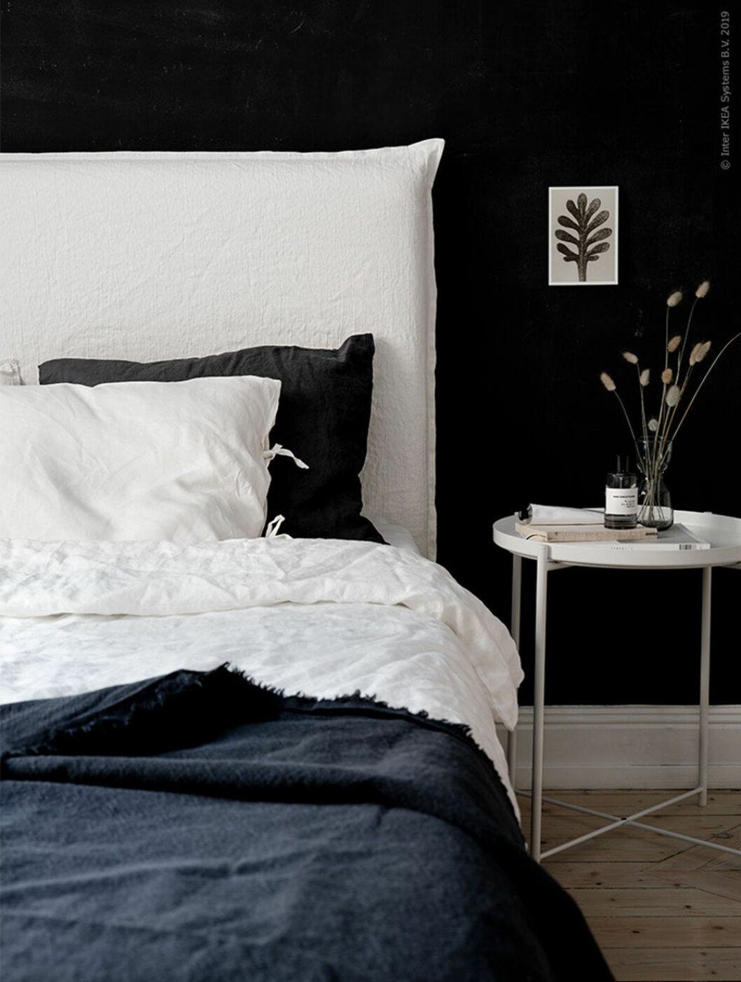 Förnya sänggaveln med ett DIY-överdrag. Foto: Alicia Sjöström Styling: Anna Lenskog Belfrage & Miriam Walfridsson för <a href="https://livethemma.ikea.se/diy-loose-fit-sanggavel/" target="_blank" rel="noopener">Ikea Livet Hemma</a> Sänggavel i linne - DIY och Ikea-hack