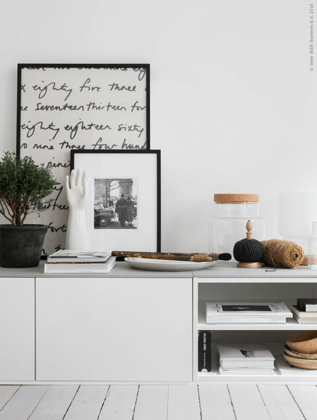 Gamla köksskåp från Ikea kan bli en stilfull tv-bänk. Foto: Sara Medina Lind Styling: Pella Hedeby för <a href="https://livethemma.ikea.se/diy-bygg-tv-bank-av-koksskap/" target="_blank" rel="noopener">Ikea Livet Hemma</a> Gamla köksskåp från Ikea kan bli en stilfull tv-bänk.