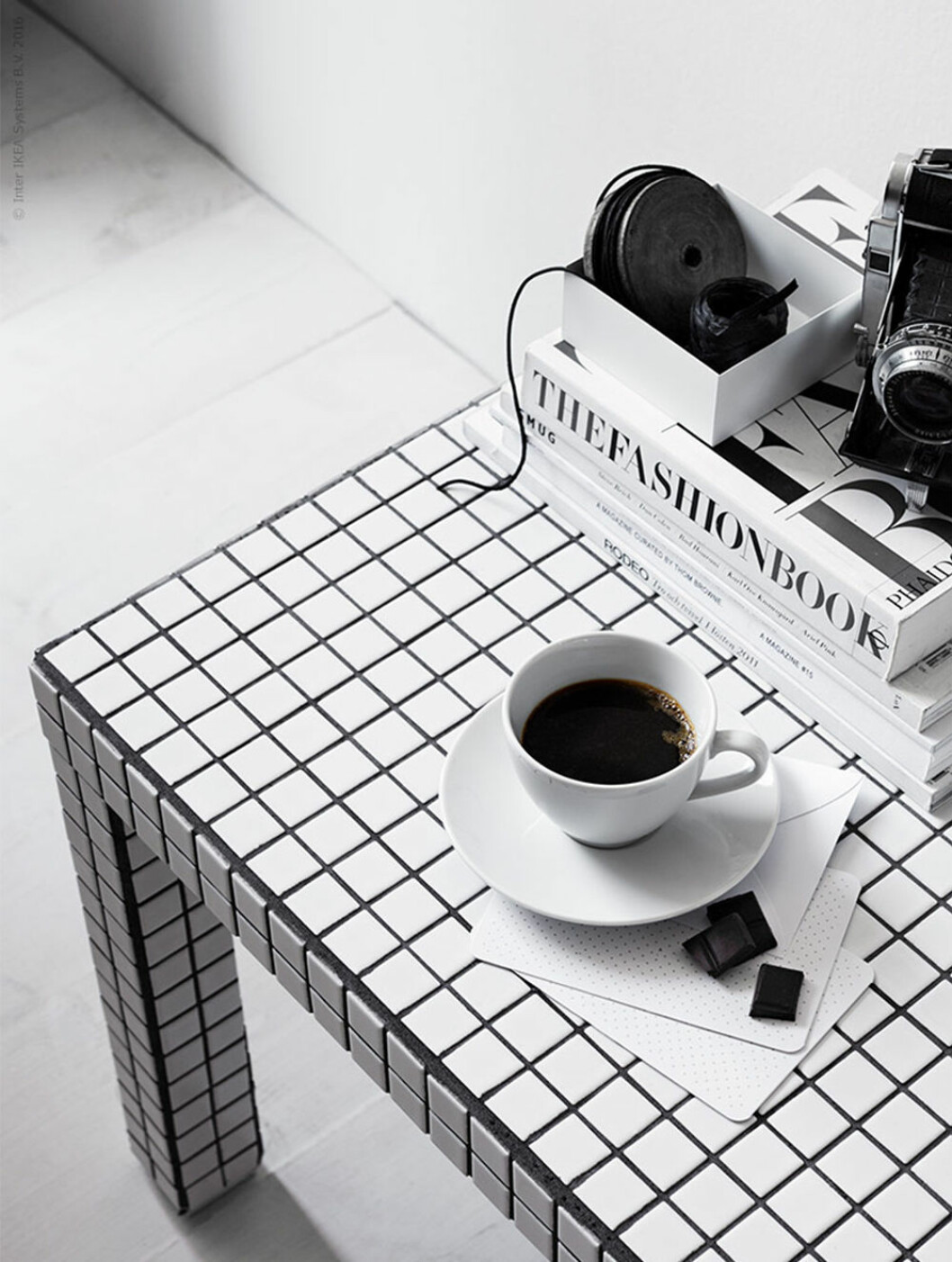 Soffbordet från Ikea kan få en ny look med mosaik. Foto: Ragnar Ómarsson Styling: Pella Hedeby för<a href="https://livethemma.ikea.se/diy-lack-mosaik/" target="_blank" rel="noopener"> Ikea Livet Hemma</a>. Soffbordet från Ikea kan få en ny DIY-look med mosaik.