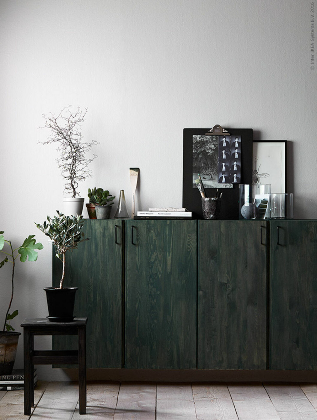 Betsa eller måla om möblerna för en helt ny känsla! Foto: Ragnar Ómarsson Styling: Anna Lenskog Belfrage för <a href="https://livethemma.ikea.se/diy-ivar-med-bets/" target="_blank" rel="noopener">Ikea Livet Hemma</a>. Ivar DIY-Ikea-hack med bets