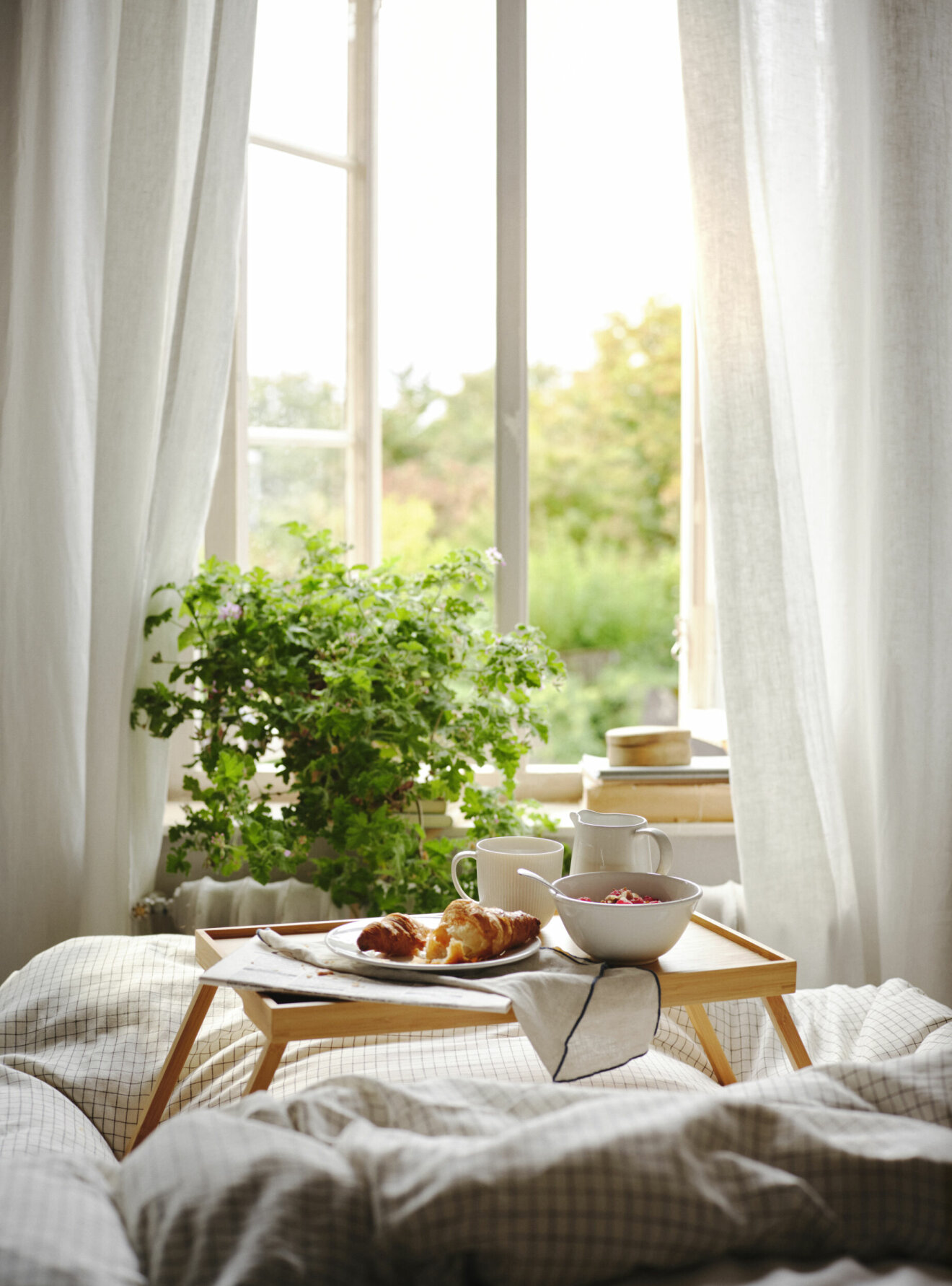 brickbord med frukost på sängen