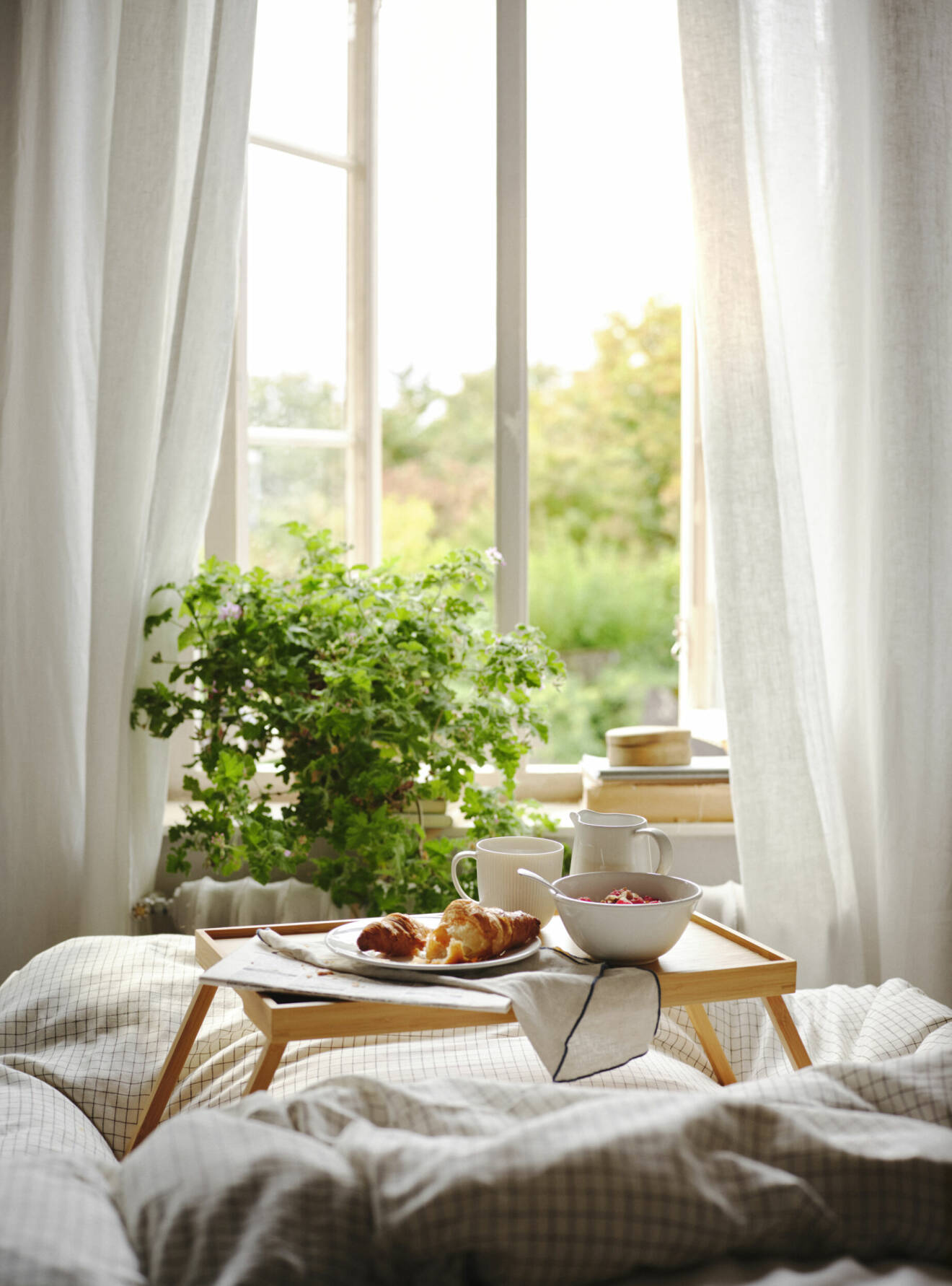 brickbord med frukost på sängen