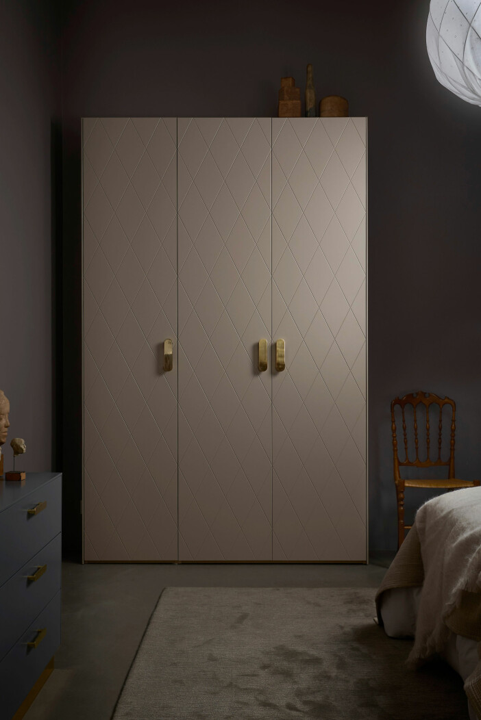 Foto & garderob: Superfront Ikea-garderob med Suprfront-dörrar och handtag