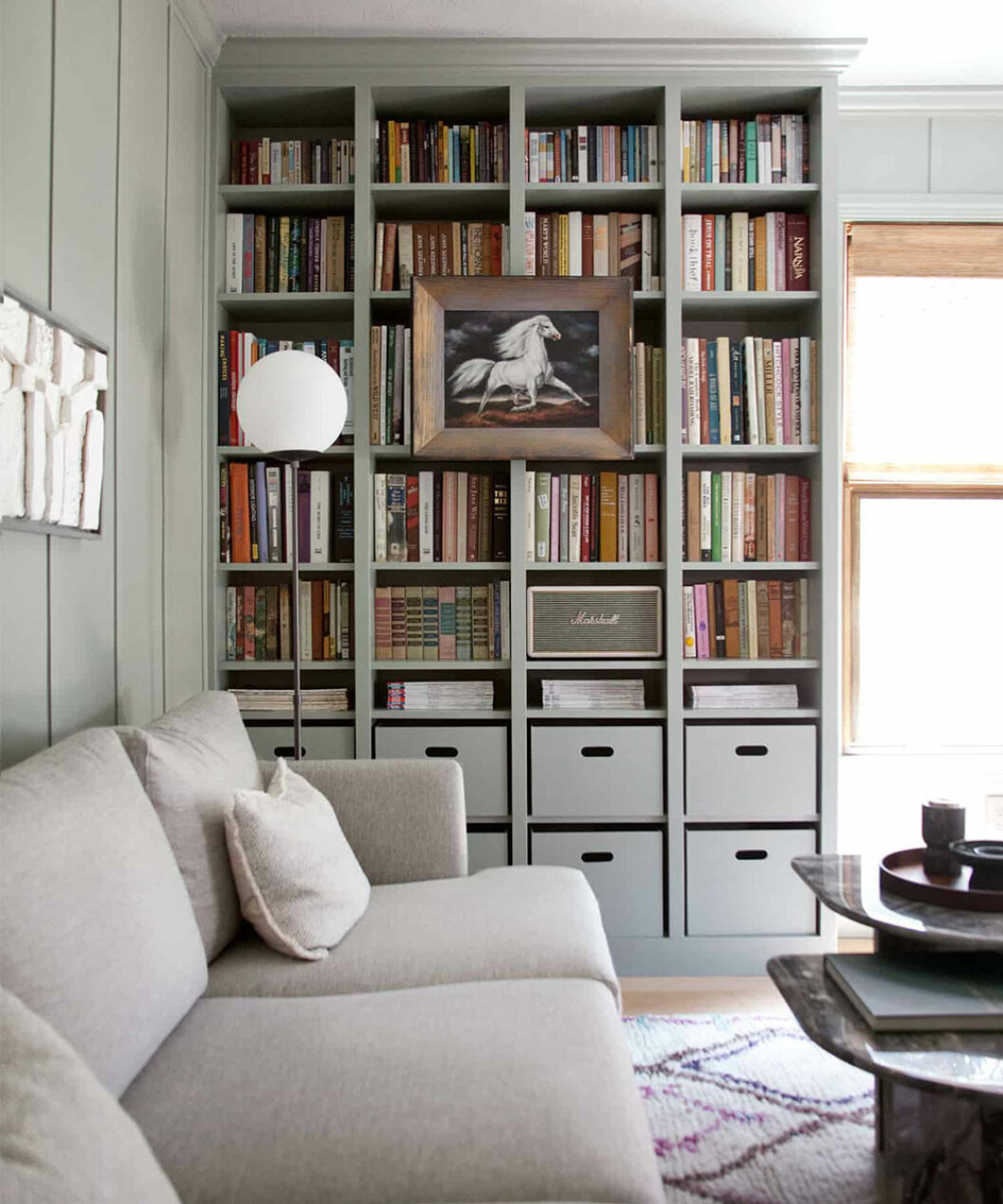 Foto & DIY-projekt: <a href="https://abeautifulmess.com/2018/06/built-in-ikea-billy-bookcase-hack.html" target="_blank" rel="noopener">A Beautiful Mess</a> Ikea-hack med platsbyggd Billy-bokhylla