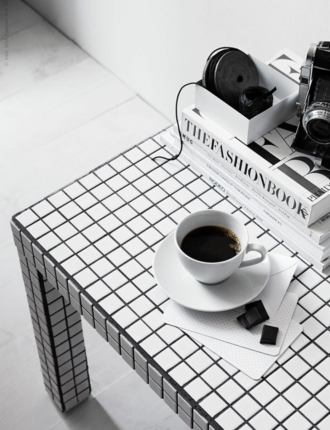 Mosaik kan ge ett helt nytt uttryck till en gammal möbel. Foto: Ragnar Ómarsson Styling: Pella Hedeby för <a href="https://livethemma.ikea.se/diy-lack-mosaik/" target="_blank" rel="noopener">Ikea Livet Hemma</a> Ikeas Lack-bord med DIY-mosaik