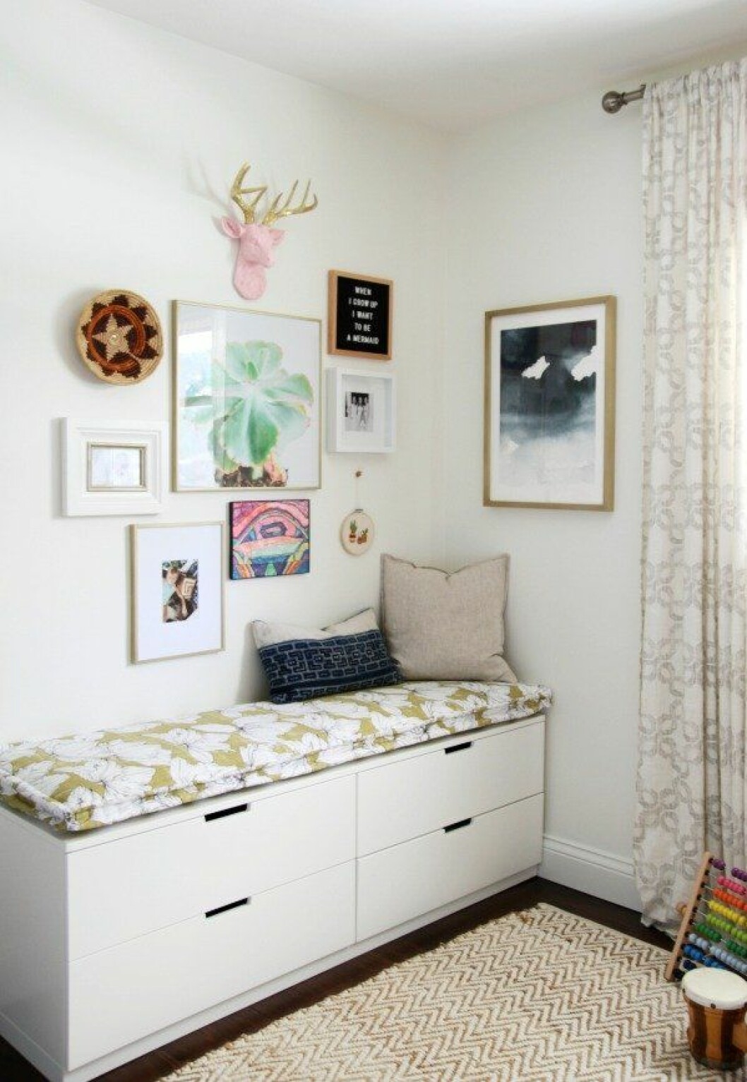 Via: <a href="http://www.housetweaking.com/2016/08/30/a-multipurpose-dresser-for-mabreys-room/" target="_blank" rel="noopener">House Tweaking</a> Smart dagbädd med inbyggd förvaring