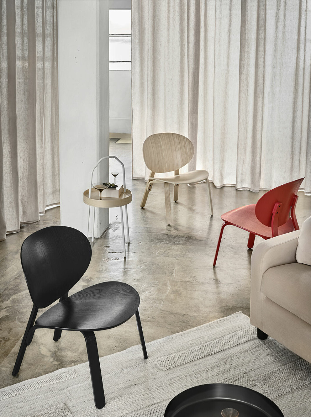 Fröset stol från ikea i rött, svart och trä. 