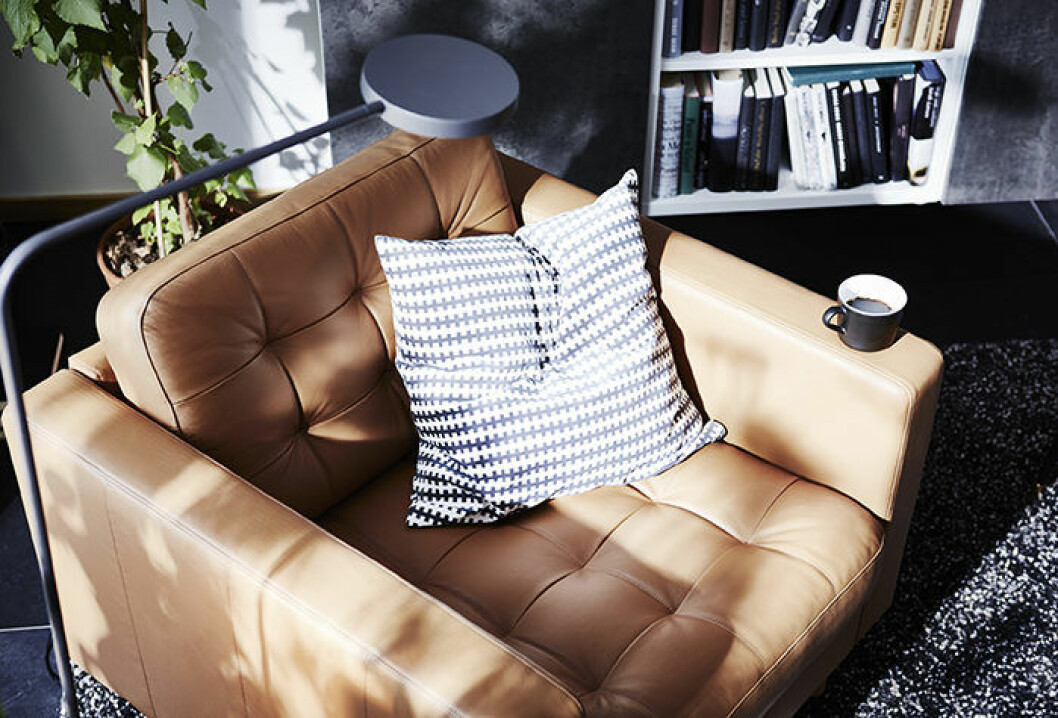 Brun fåtölj från Ikea.