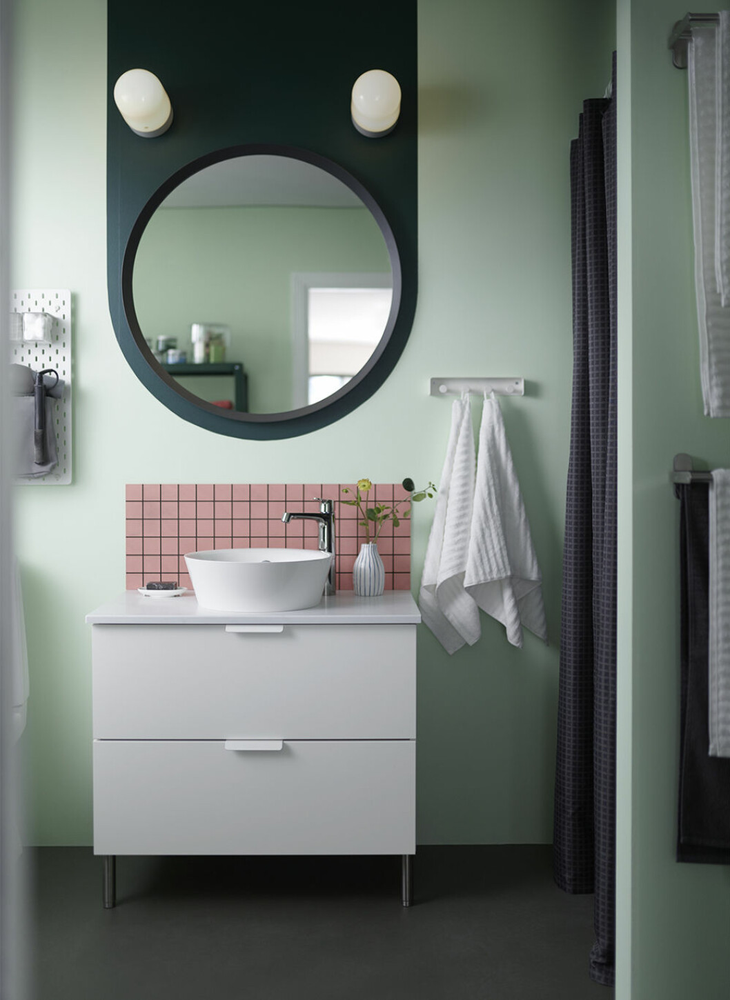 Badrum i grönt, vitt och rosa från Ikea