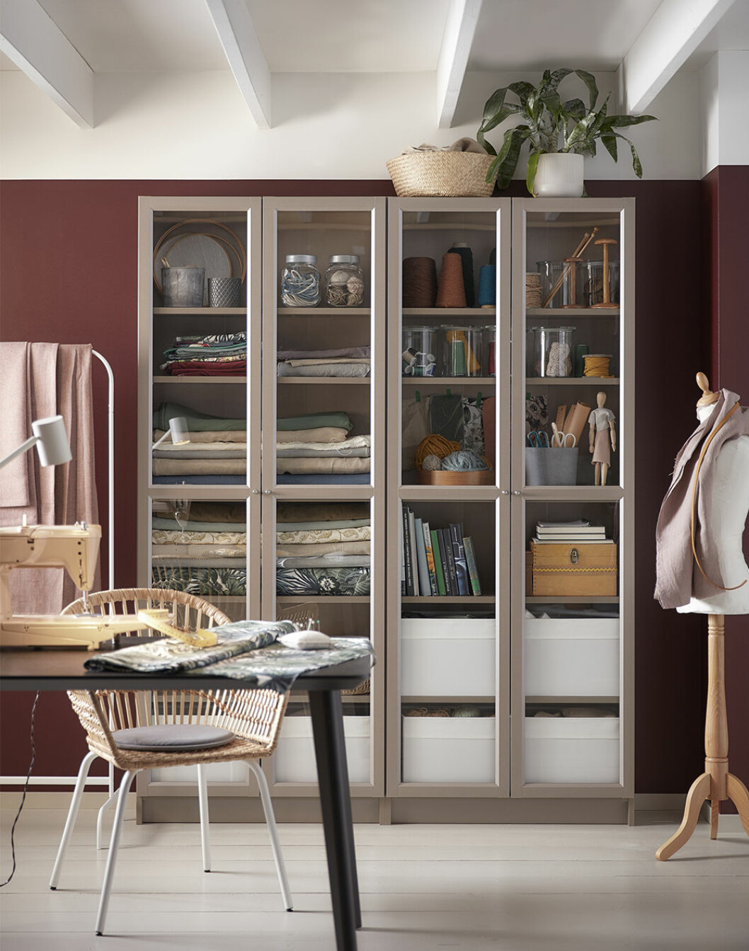 stort hemmakontor i ikea-katalogen