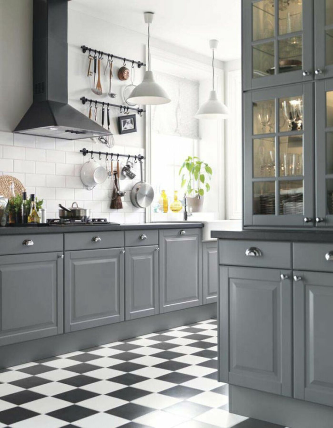 Rensa upp i köket i vår för ett enhetligt och flexibelt kök. <em>Foto: <a href="https://www.elle.se/decoration/11-tjusiga-budgetkok-fran-ikea-som-ser-allt-annat-an-billiga-ut/" target="_blank" rel="noopener">Ikea</a></em> Detta ska du rensa ut i köket.