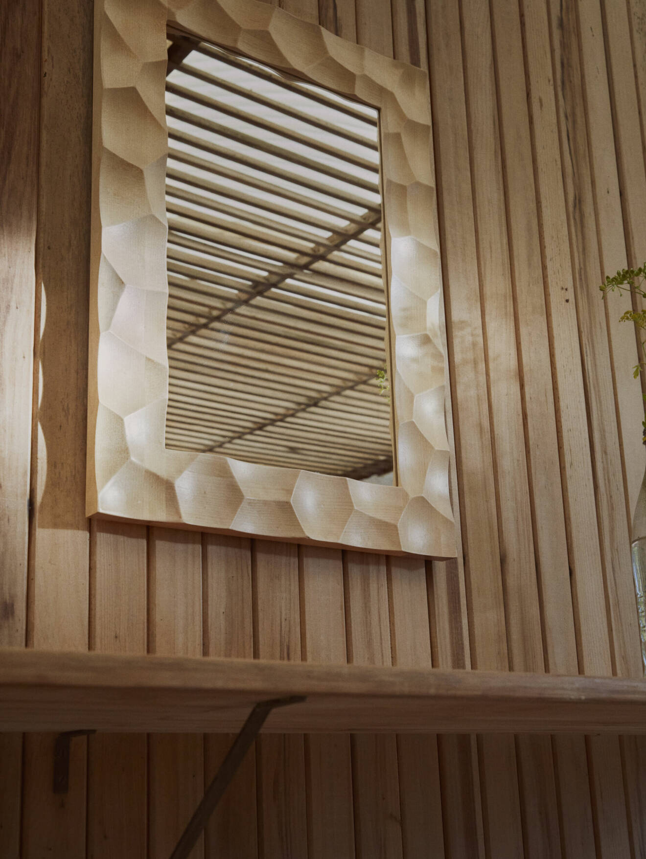 Ikeas spegel med träram från kollektionen Bastua med Marimekko