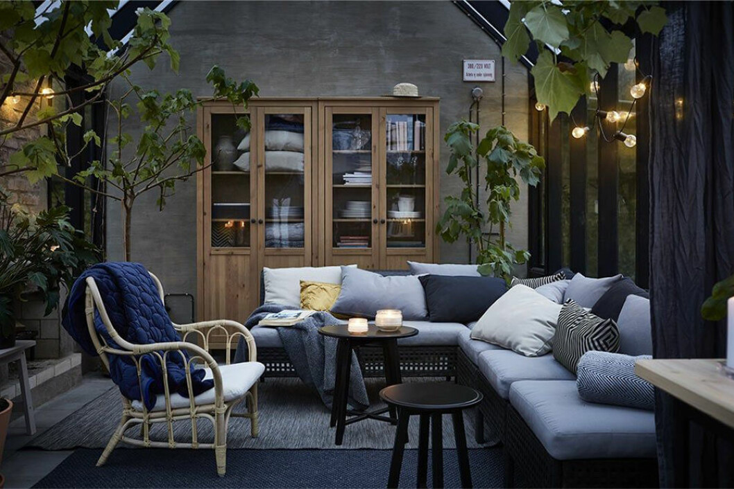 Tänk på samma sätt på uteplatsen som när du inreder inomhus, tipsar Malin Persson. Foto: Ikea Syns i: <a href="https://www.elle.se/decoration/inred-som-inne-fast-ute-8-tips-for-en-mysig-uteplats/" target="_blank" rel="noopener">Inred som inne fast ute – 8 tips</a> Mastholmen soffa från Ikea
