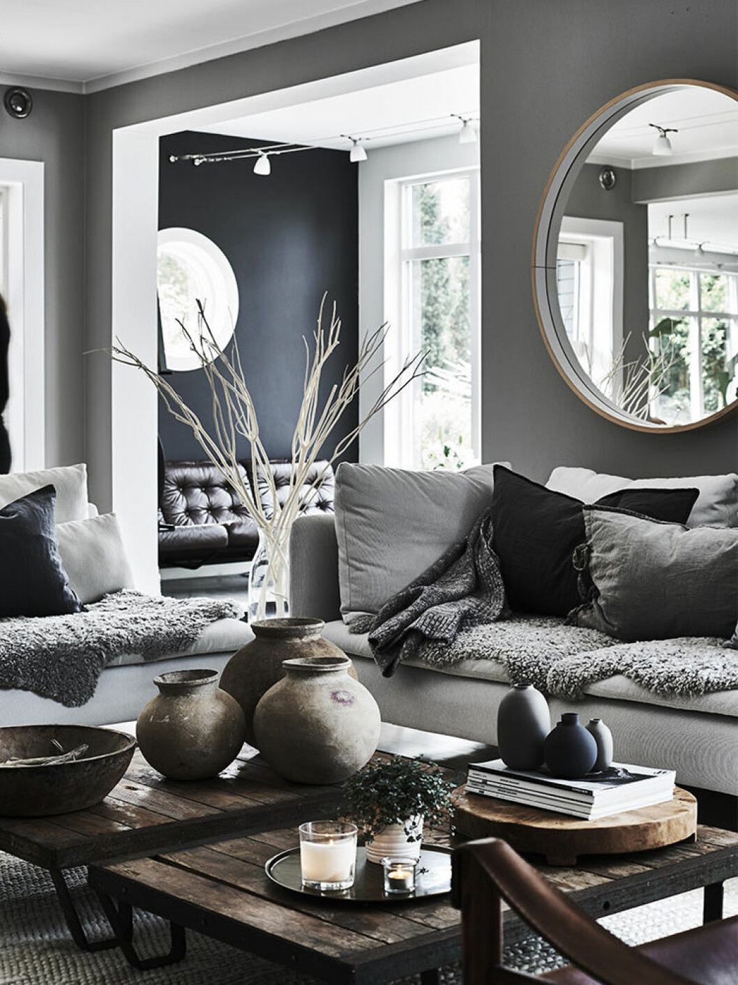 En röd tråd ger en harmonisk känsla trots att du blandar olika material och stilar. Bild: Ikea livet hemma Vardagsrum i grått och mörkt trä