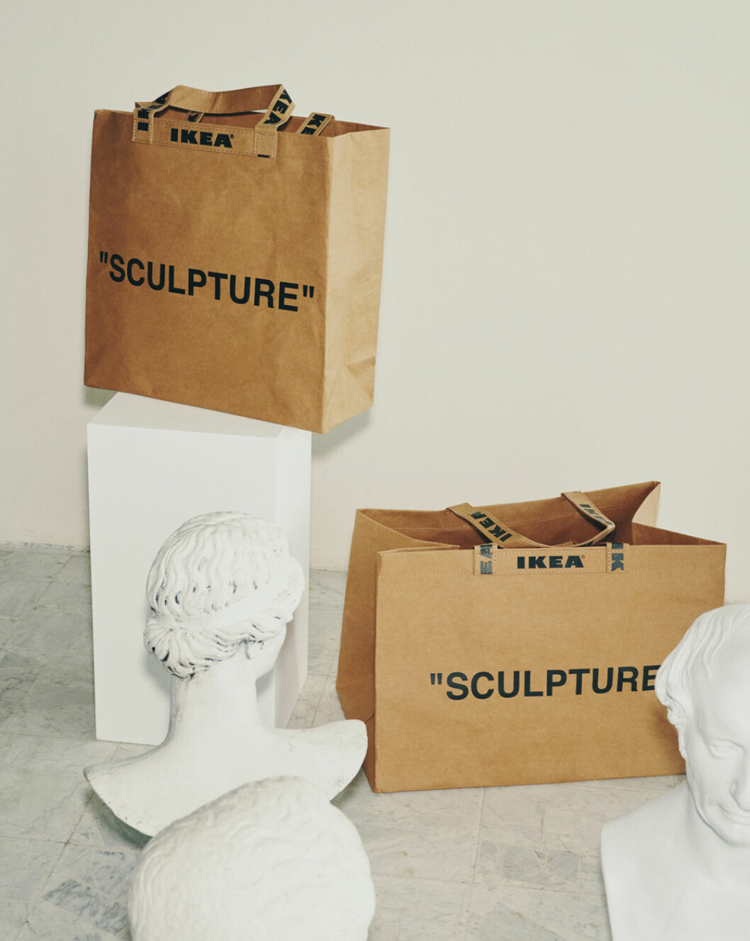 Virgil Ablohs karaktäristiska citattecken syns bland annat på den klassiska Ikea-kassen som kommer i två olika storlekar. Ikea kollektion Markerad med Virgil Abloh