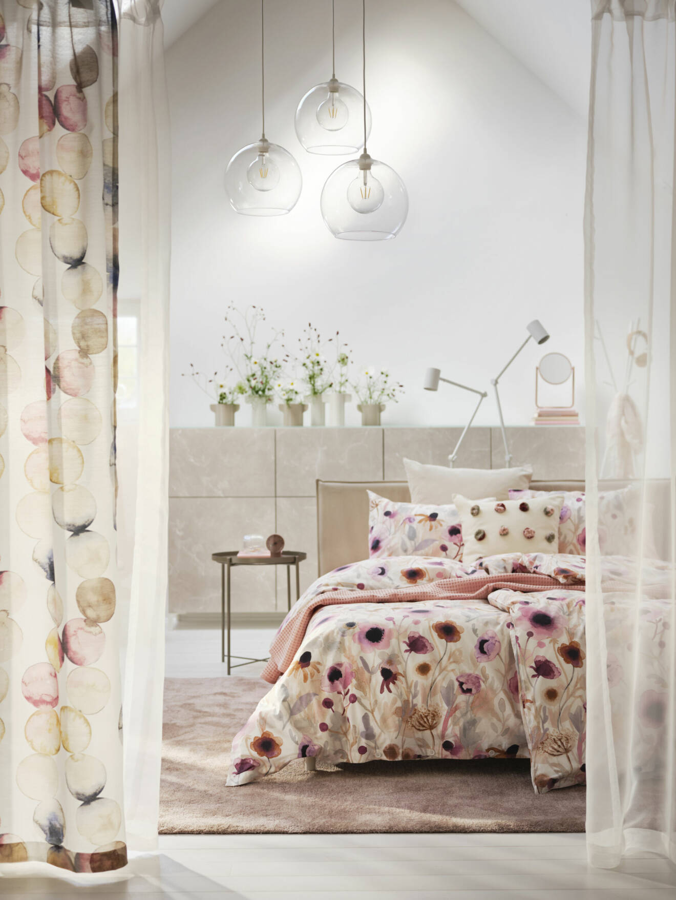 sovrum med blommiga sängkläder