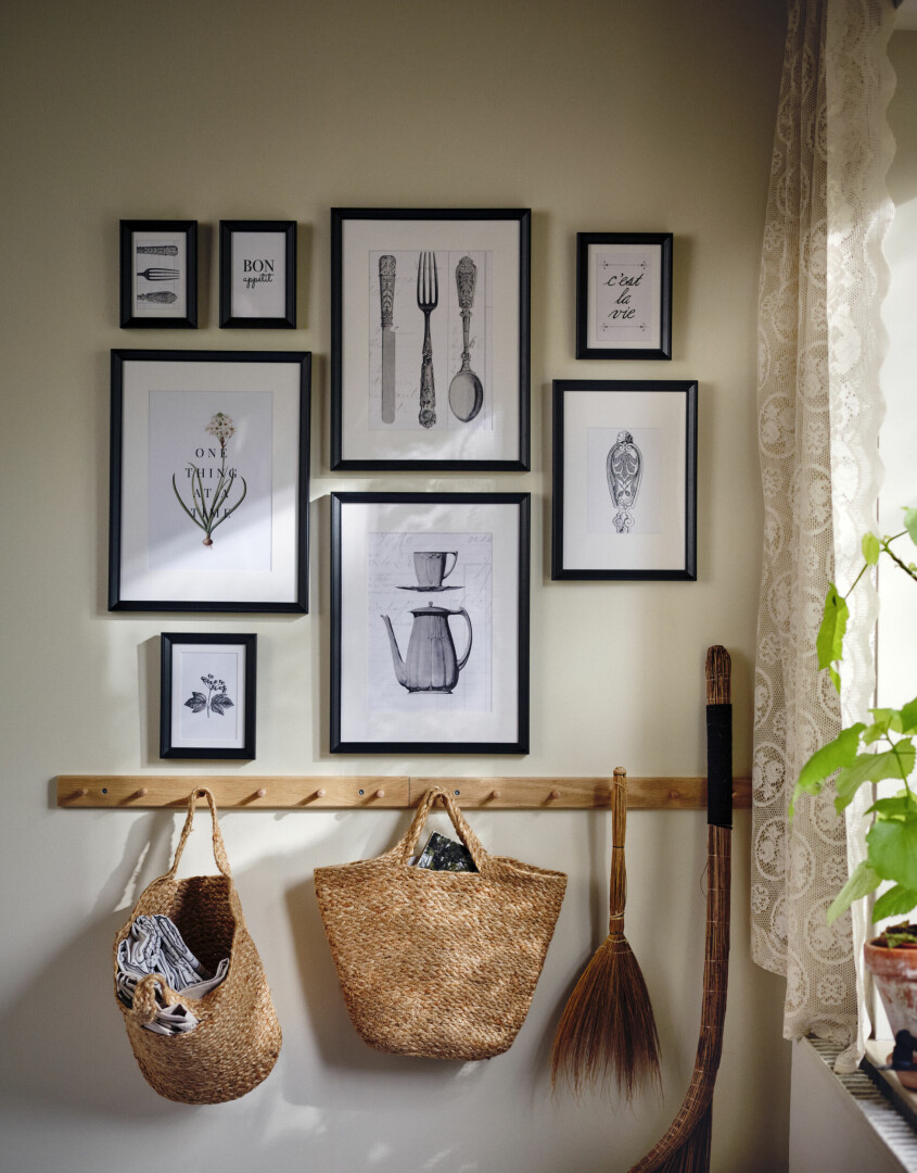 Även en nedtonad tavelvägg kan kännas lekfull. Experimentera med olika storlek på ramar för ett upplyftande intryck. Foto: Ikea. Stylingtrender enligt Hemnet, tavelvägg