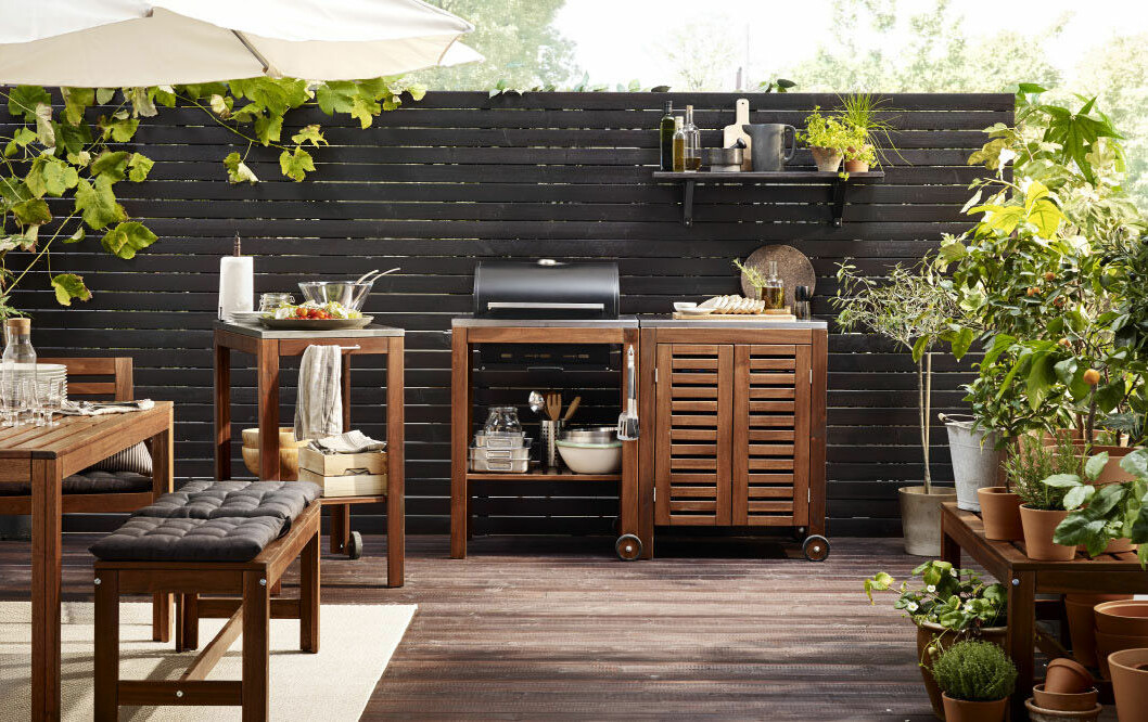 <a href="http://www.ikea.com/se/sv/catalog/categories/series/14213/" target="_blank" rel="noopener">Ikea Äpplarö</a> utemöbelserie med grill i brunt massivt trä. Ikea Äpplarö utemöbelserie med grill i brunt massivt trä.