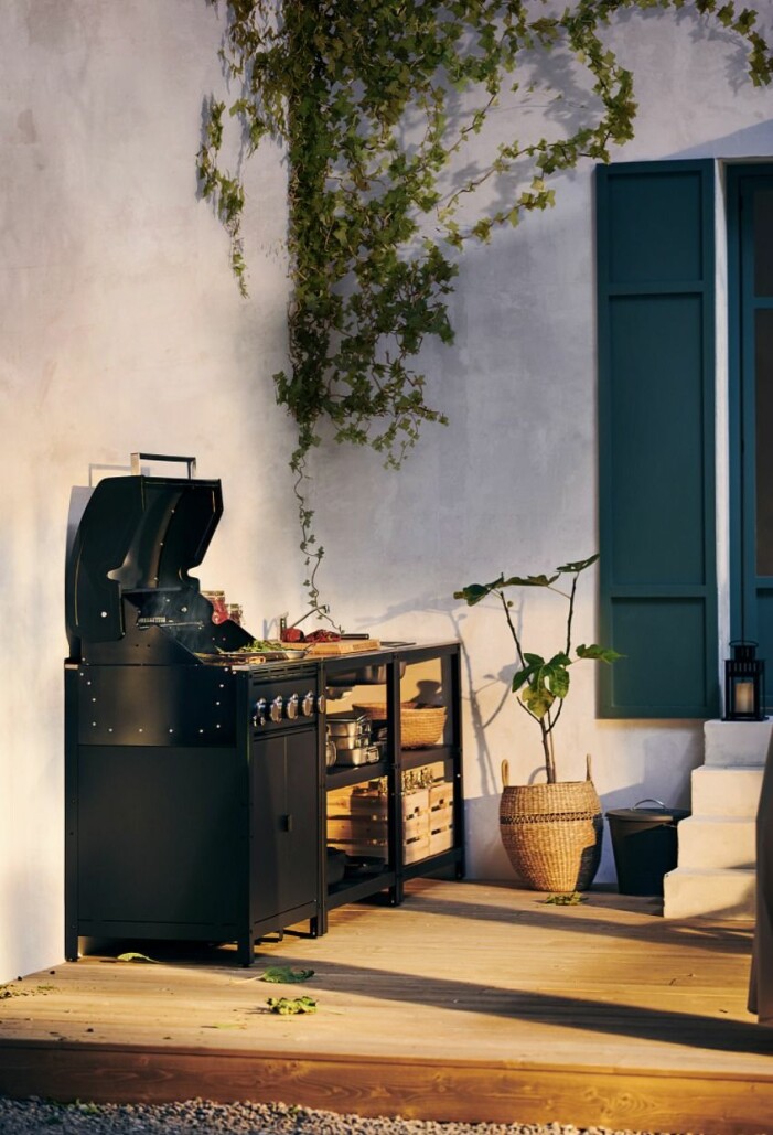 Låt utesäsongen gå i en funktionell anda med praktiska lösningar anpassade efter dina preferenser. Foto: Ikea. Satsa på ett utekök med modullösningar, här från Ikea