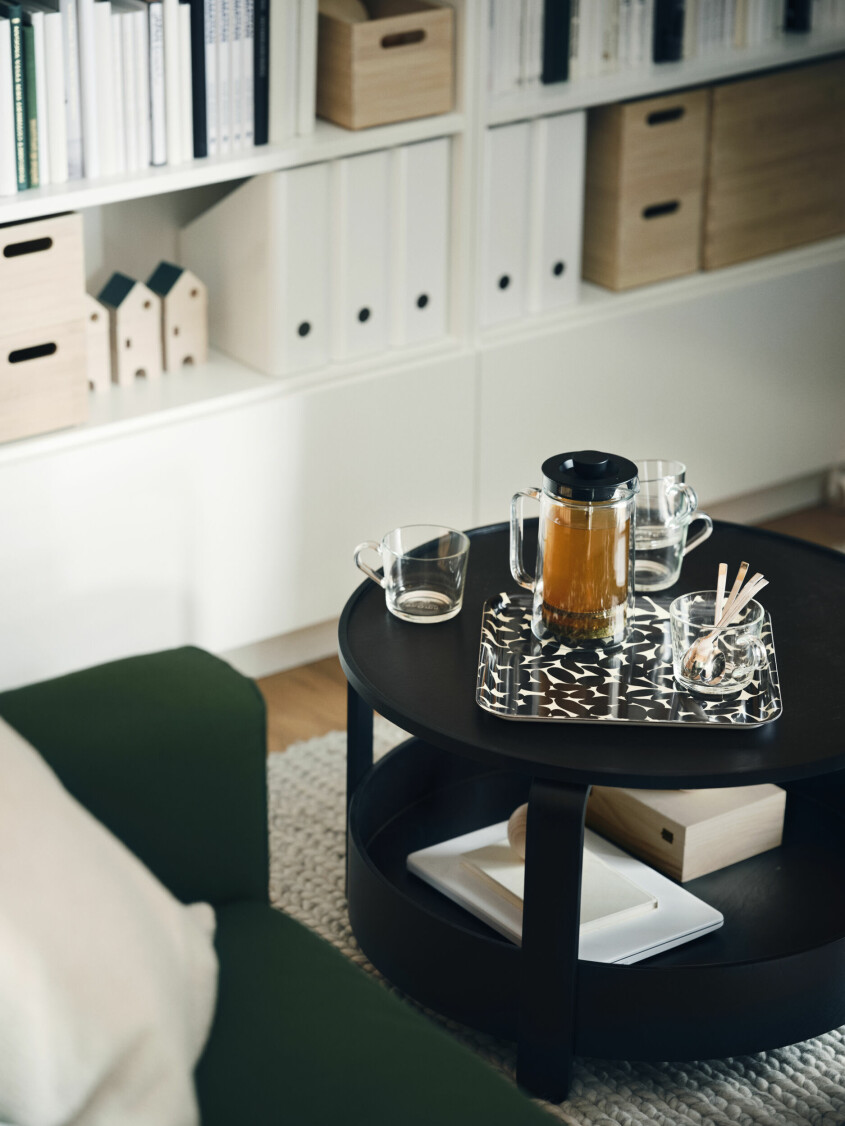 Den mönstrade brickan<span class=" italic" data-lab-italic_desktop="italic"> Vårsiklöja </span>är en av Lisa Bengtssons många kreationer för Ikea i denna kollektion. Vinter och vårnyheter hos Ikea 2023, bricka Vårsiklöja