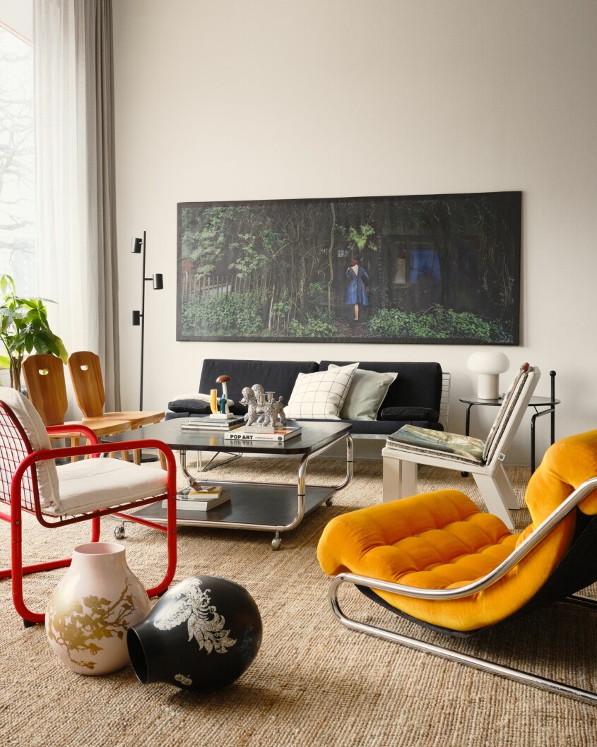 Den gula fåtöljen <em>Impala</em> (till höger i bild) hade ett nypris på 455 kronor år 1972, pris i dag second hand ligger på cirka 15 000 kronor. Vintagemöbler från Ikea har ett högt andrahandsvärde, här fåtöljen Impala