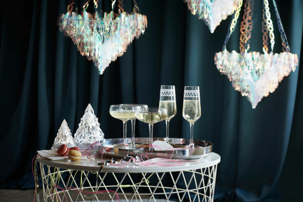 Champagnecoupe 19 kr/st, målat champagneglas 29 kr/st. Champagnecoupe 19 kr/st, målat champagneglas 29 kr/st.