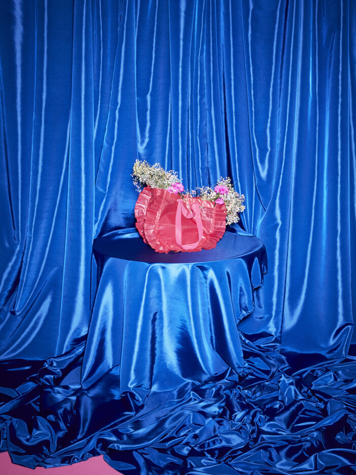 Kasse perfekt för både förvaring, shopping och prunkande blomsterarrangemang. Foto: Teitur Ardal/Ikea. Ikea Zandra Rhodes Karismatisk kollektion, förvaringspåse