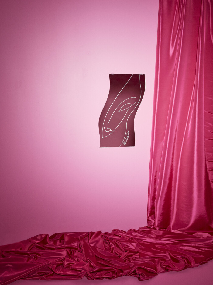 Utöver textilier, förvaringsobjekt och ljuskällor finns det även en spegel i kollektionen. Foto: Teitur Ardal/Ikea. Ikea Zandra Rhodes Karismatisk kollektion, spegel