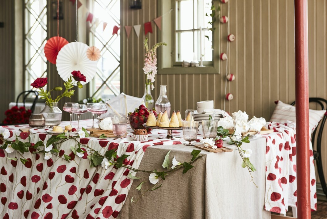 Festdukat bord i sommar hos ikea