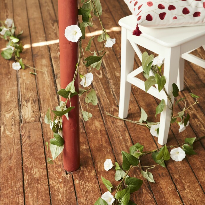Girlangerna med fuskblommor går att använda om och om igen, till både student, bröllop och midsommarfesten. girlanger med blommor från ikea
