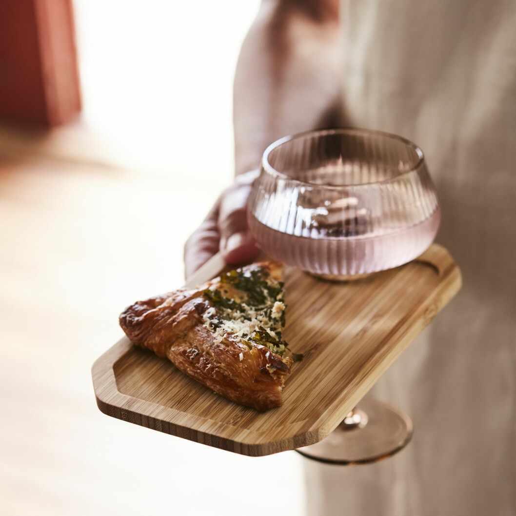 mingelbricka med plats för mat och glas