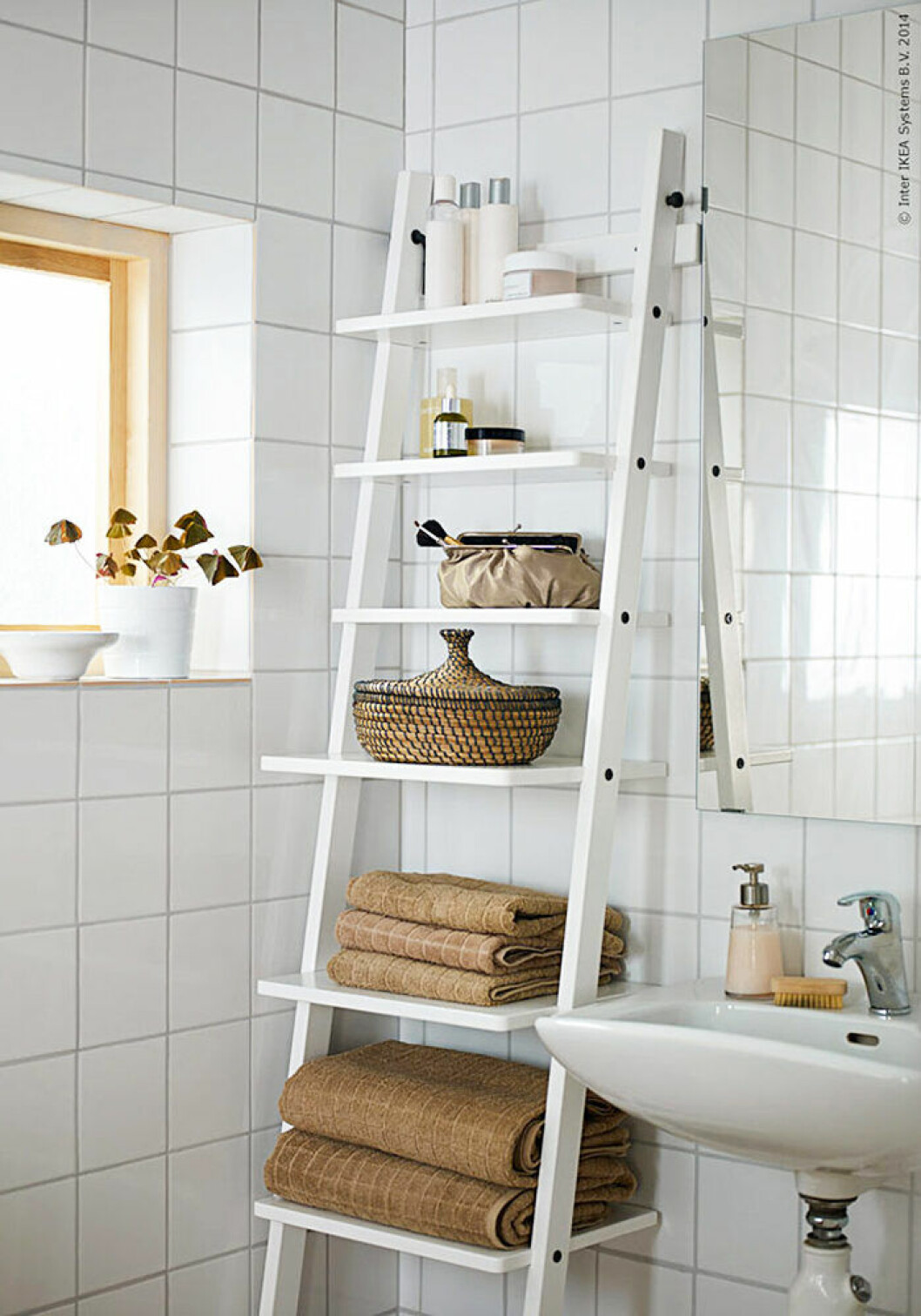 Förvara endast det du använder dagligen på de öppna hyllplanen i badrummet. Foto: <a href="http://livethemma.ikea.se/budgetdrommar-badrummet/" target="_blank" rel="noopener">Ikea Livet Hemma</a> Smart förvaring i ett litet badrum från Ikea