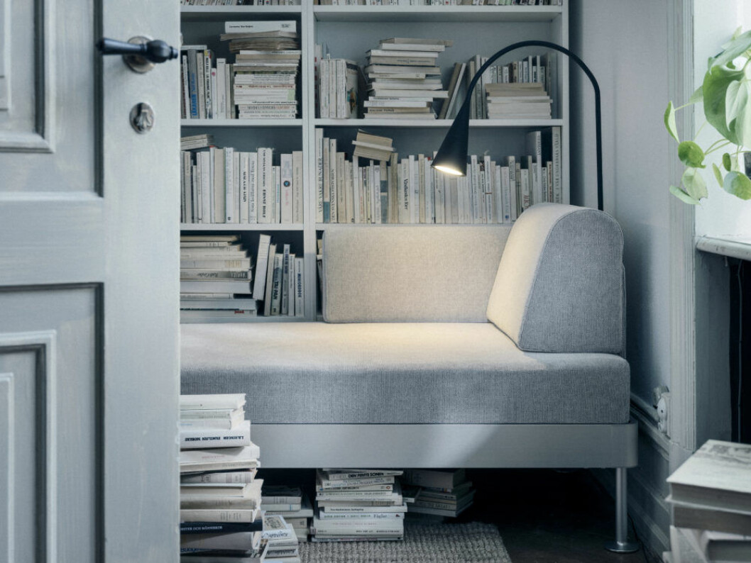 Funktionell läslampa möter bekväma möbler. Funktionell läslampa ur Ikeas kollektion Delaktig, design Tom Dixon