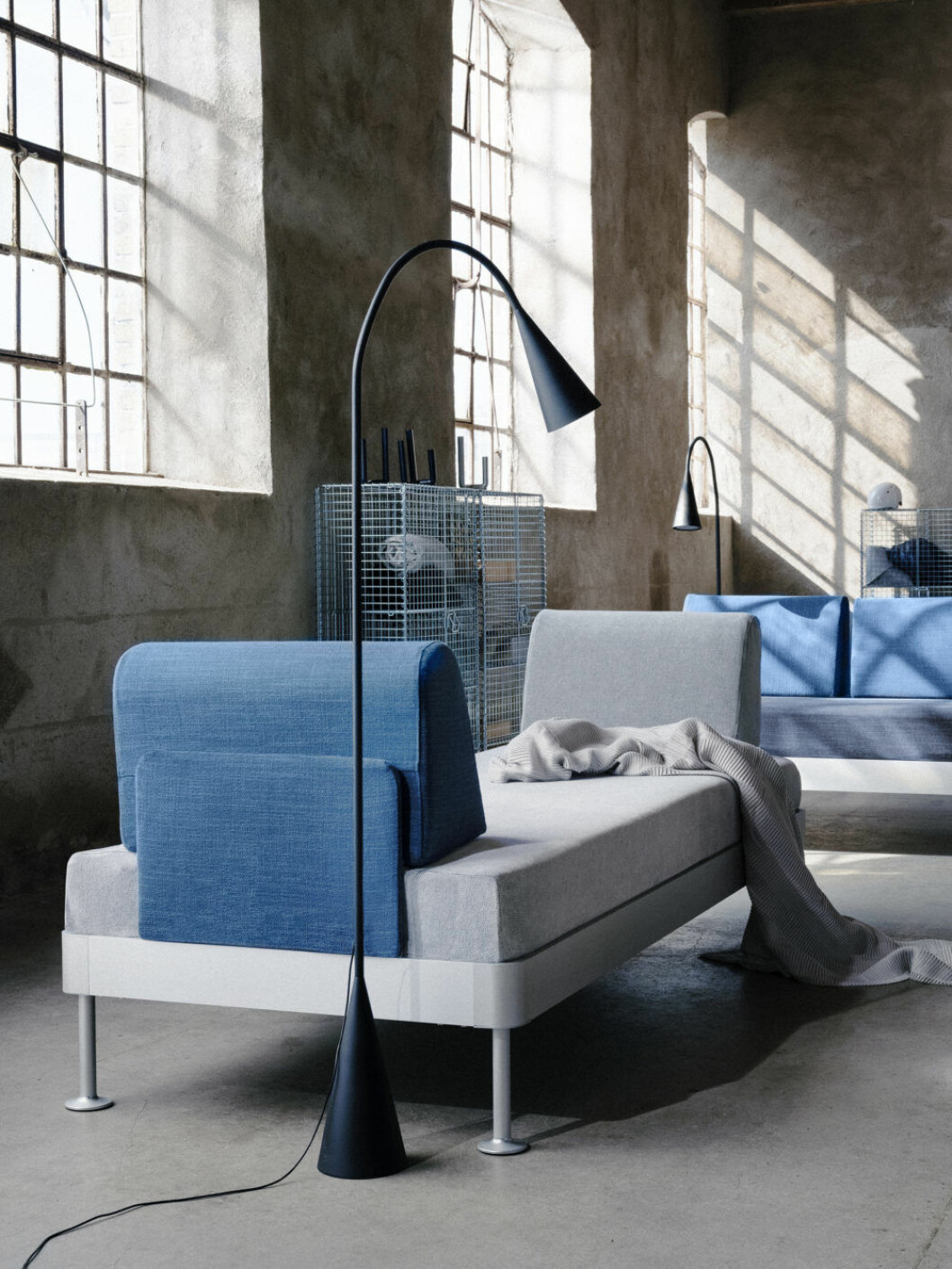 Stilren golvlampa och dagbädd. Golvlampa och dagbädd från Ikeas kollektion Delaktig, design Tom Dixon