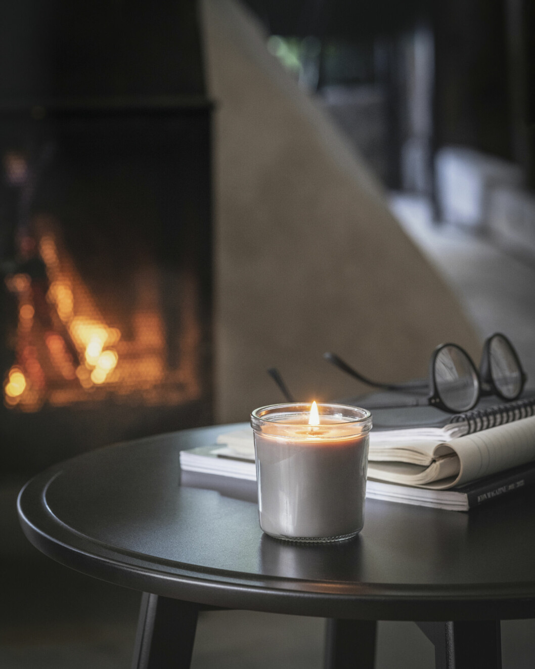 doftljus med brasa i bakgrunden