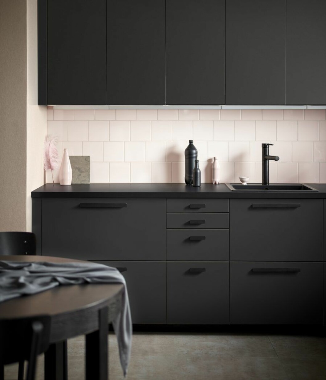 Dörr 299 kr/st, B 40 × H 80 cm. Lådfront 299 kr/st, B 80 × H 40 cm. Lådfront 149 kr/2 st, B 40 × H 10 cm. Lådfront 129 kr/st, B 40 × H 20 cm. Handtag säljs separat. Kungsbacka kök i svart från Ikeas vårkollektion 2017