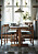 Vackert och rustikt kök med bord och stolar i mörkt acaciaträ.