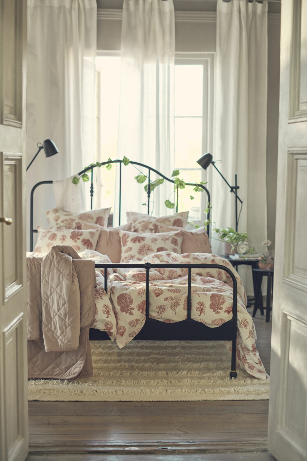 Stylingtips vi snor direkt till sovrummet i sommar: en klätterväxt som ger en fin grön detalj runt sänggaveln, bokhyllan eller varför inte runt fönstret? somrigt sovrum hos ikea