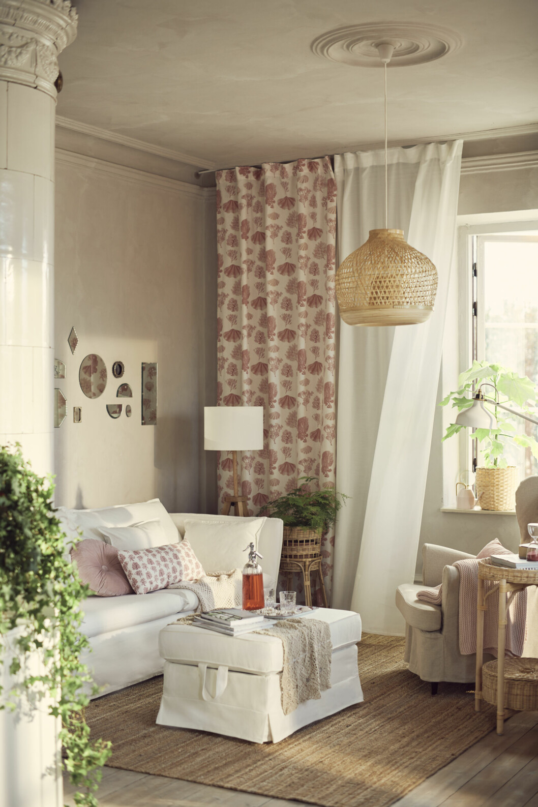 En enkel sommaruppdatering i vardagsrummet: textilier! En ny kudde i soffan eller ett par nya gardiner kan förvandla hela känslan i rummet. somrigt vardagsrum med inredning från ikea