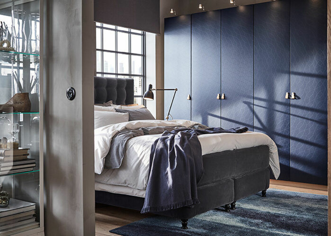 Med en kontinentalsäng får sovrummet en lyxig hotell-look. <a href="https://www.ikea.com/se/sv/search/products/?q=kongsfjord" target="_blank" rel="noopener">KONGSFJORD</a>, Kontinentalsäng, 180x200cm, 16390:-