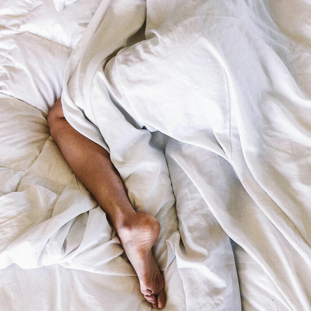Sover du på rygg, sida eller mage? Din sovställning påverkar vilken typ av madrass du ska välja.